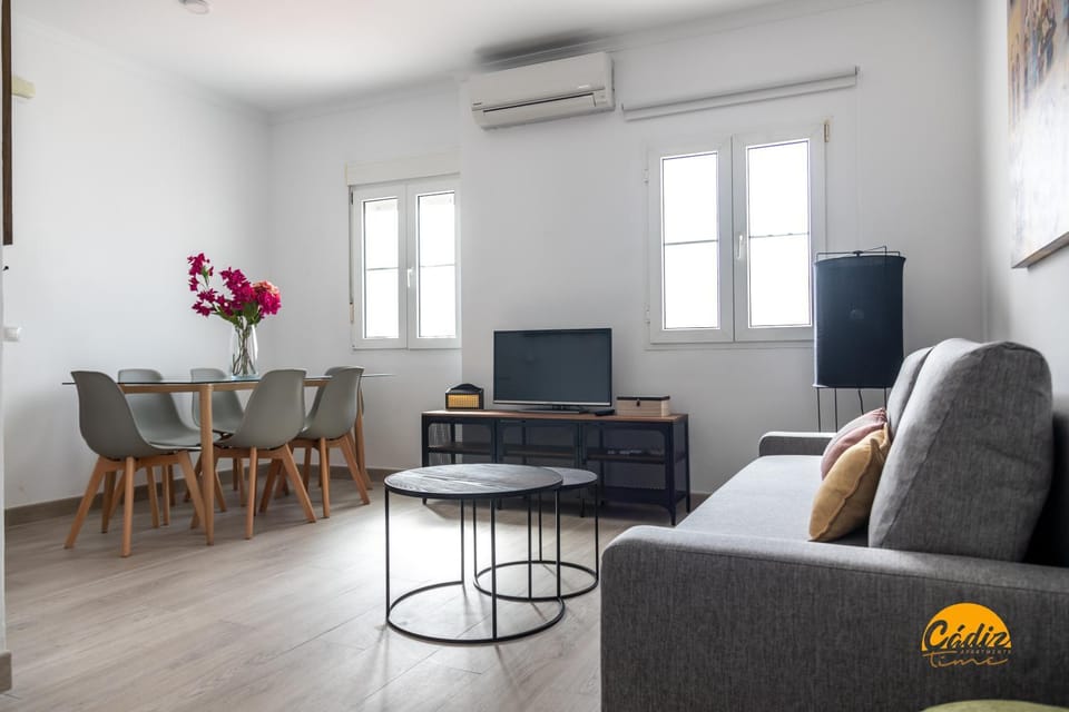 TV and multimedia, Living room, Dining area, air conditioner