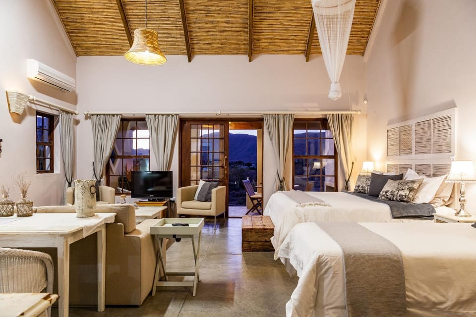 Bed, TV and multimedia, View (from property/room), View (from property/room), Balcony/Terrace, Photo of the whole room, Seating area, Bedroom, internet, internet, air conditioner