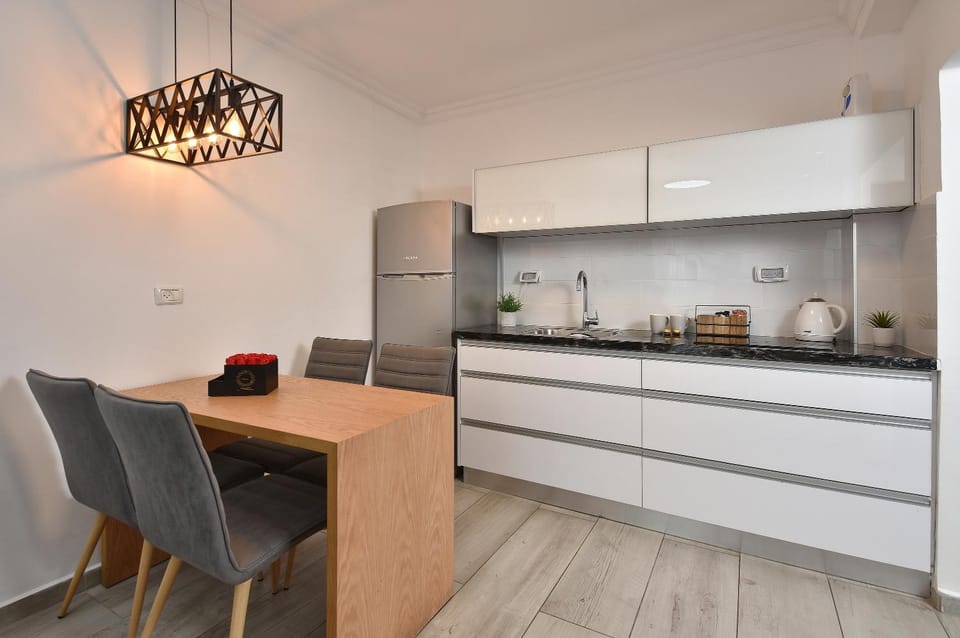Kitchen or kitchenette, Dining area, stove
