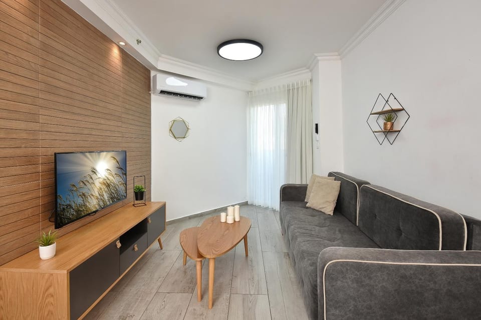 Living room, Evening entertainment, air conditioner