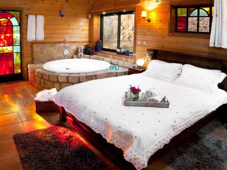 Bed, Photo of the whole room, Decorative detail, On site