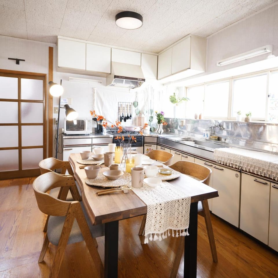 Kitchen or kitchenette, Dining area