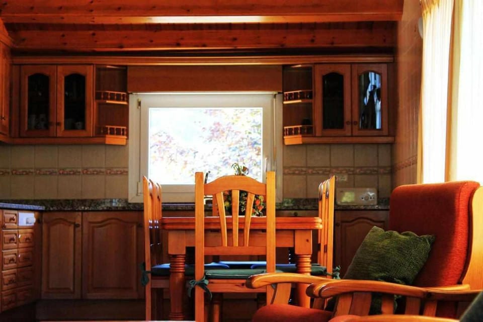 Kitchen or kitchenette, Seating area, Dining area
