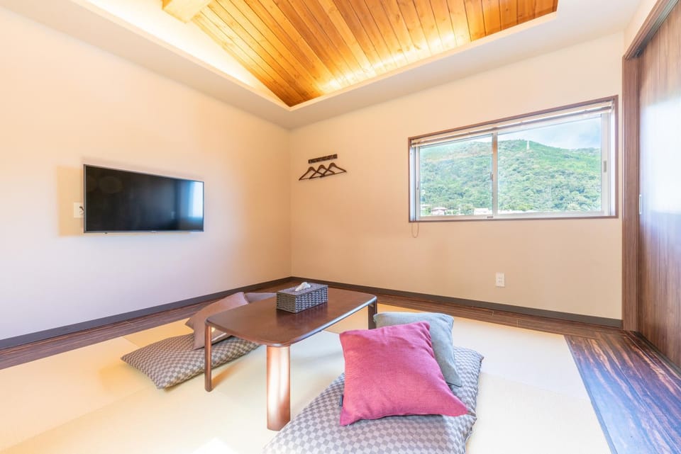 Bedroom, Mountain view