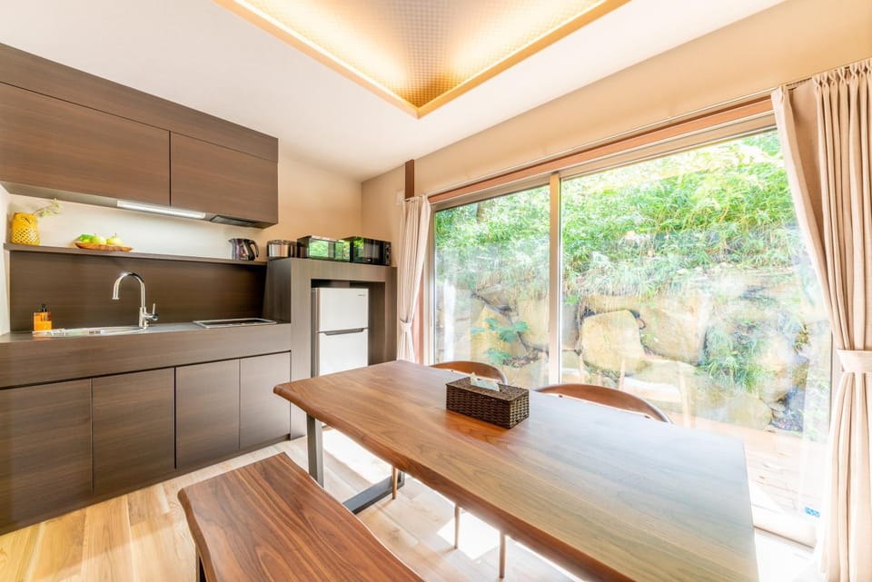 Kitchen or kitchenette, Dining area
