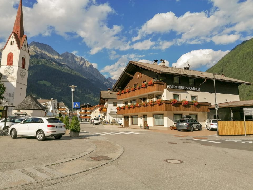 Property building, Day, Neighbourhood, Natural landscape, Mountain view, Street view, Location, Parking