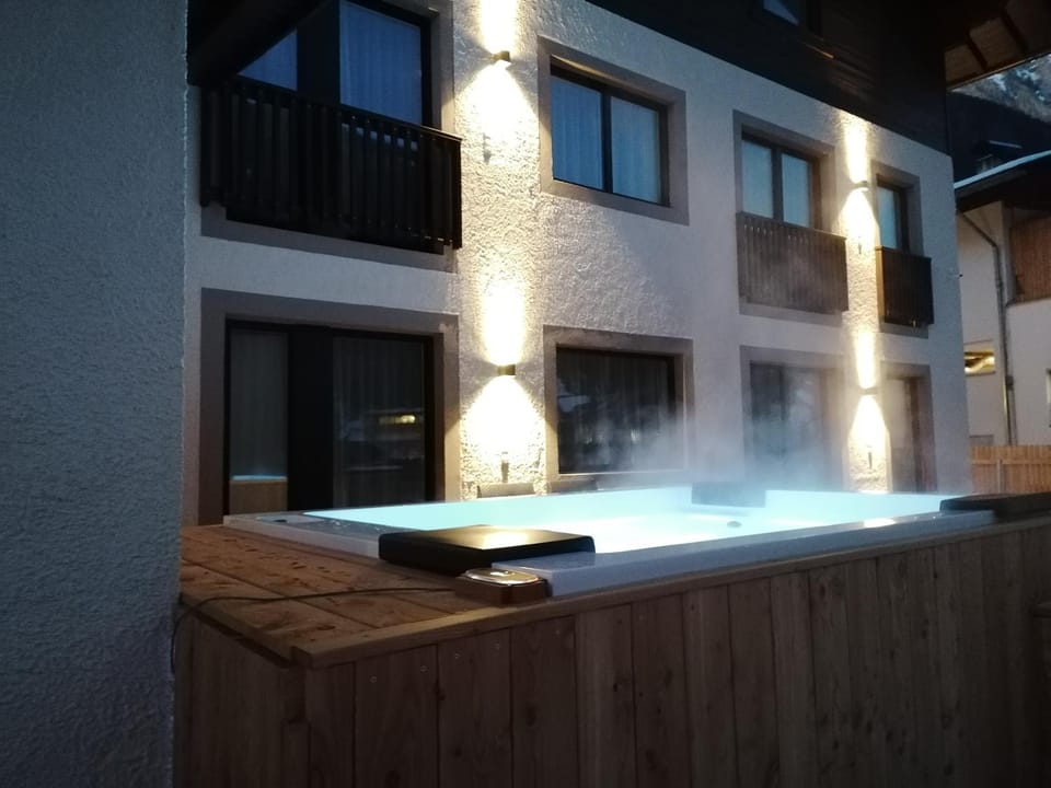 Night, Hot Tub, Spa and wellness centre/facilities, Pool view, Swimming pool
