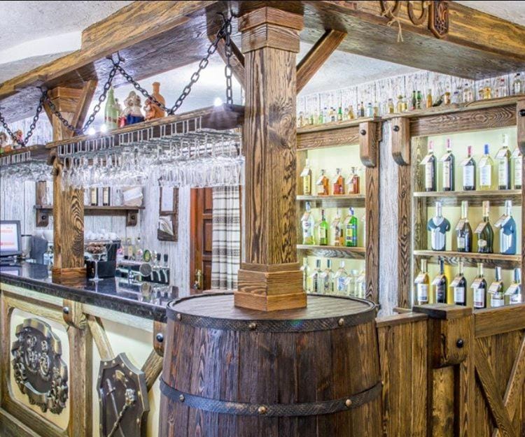 Restaurant/places to eat, Lounge or bar, Lounge or bar, Food and drinks