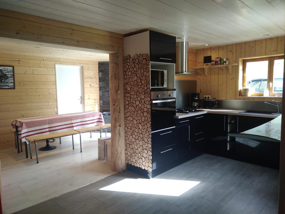 Kitchen or kitchenette, Dining area