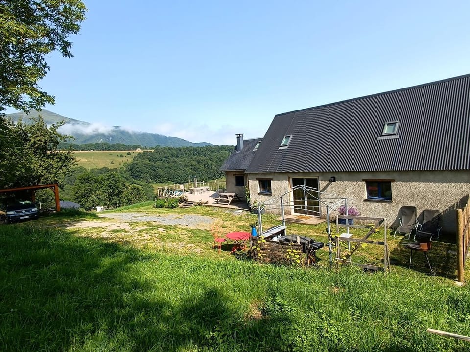Property building, Natural landscape, Garden, Garden view, Mountain view, Parking