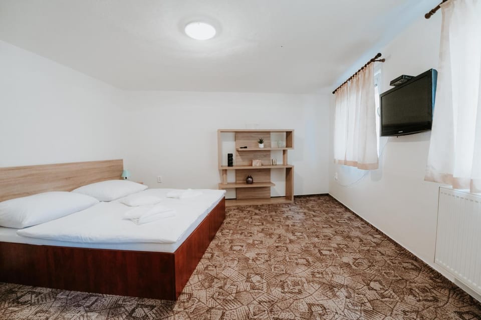 TV and multimedia, Photo of the whole room, Bedroom