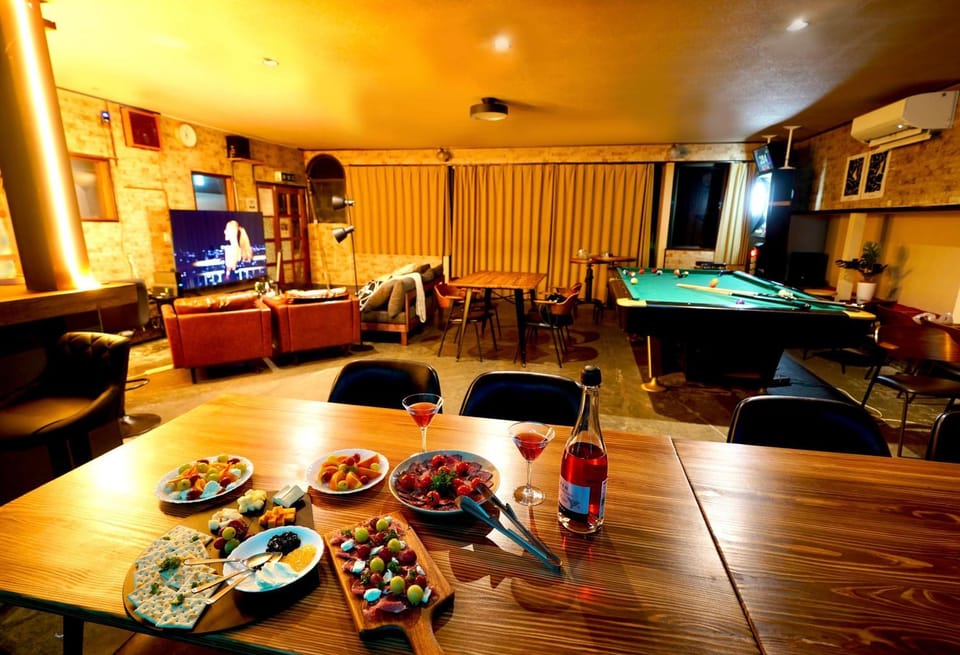 Casino, Living room, Food and drinks, Seating area, Food