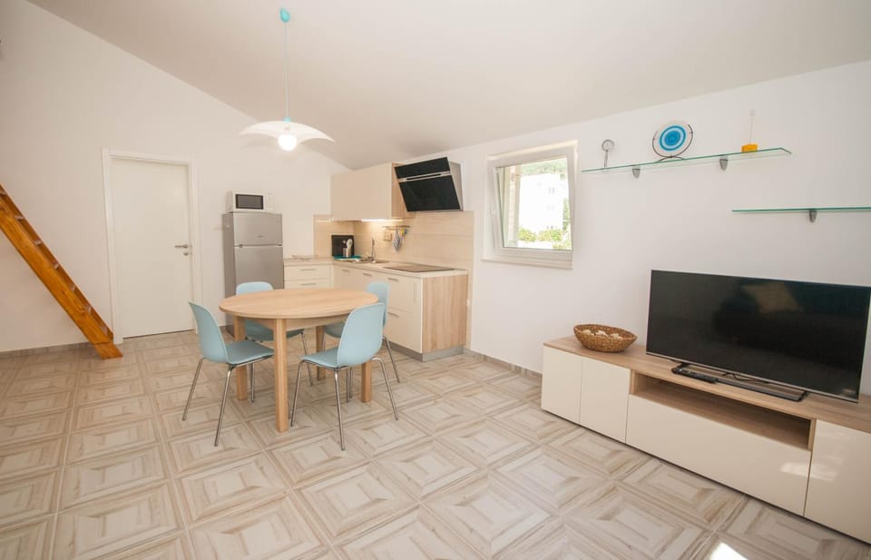 TV and multimedia, Kitchen or kitchenette, Living room, Dining area