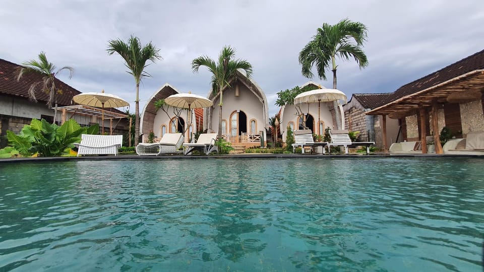 Property building, Day, Pool view, Swimming pool, sunbed