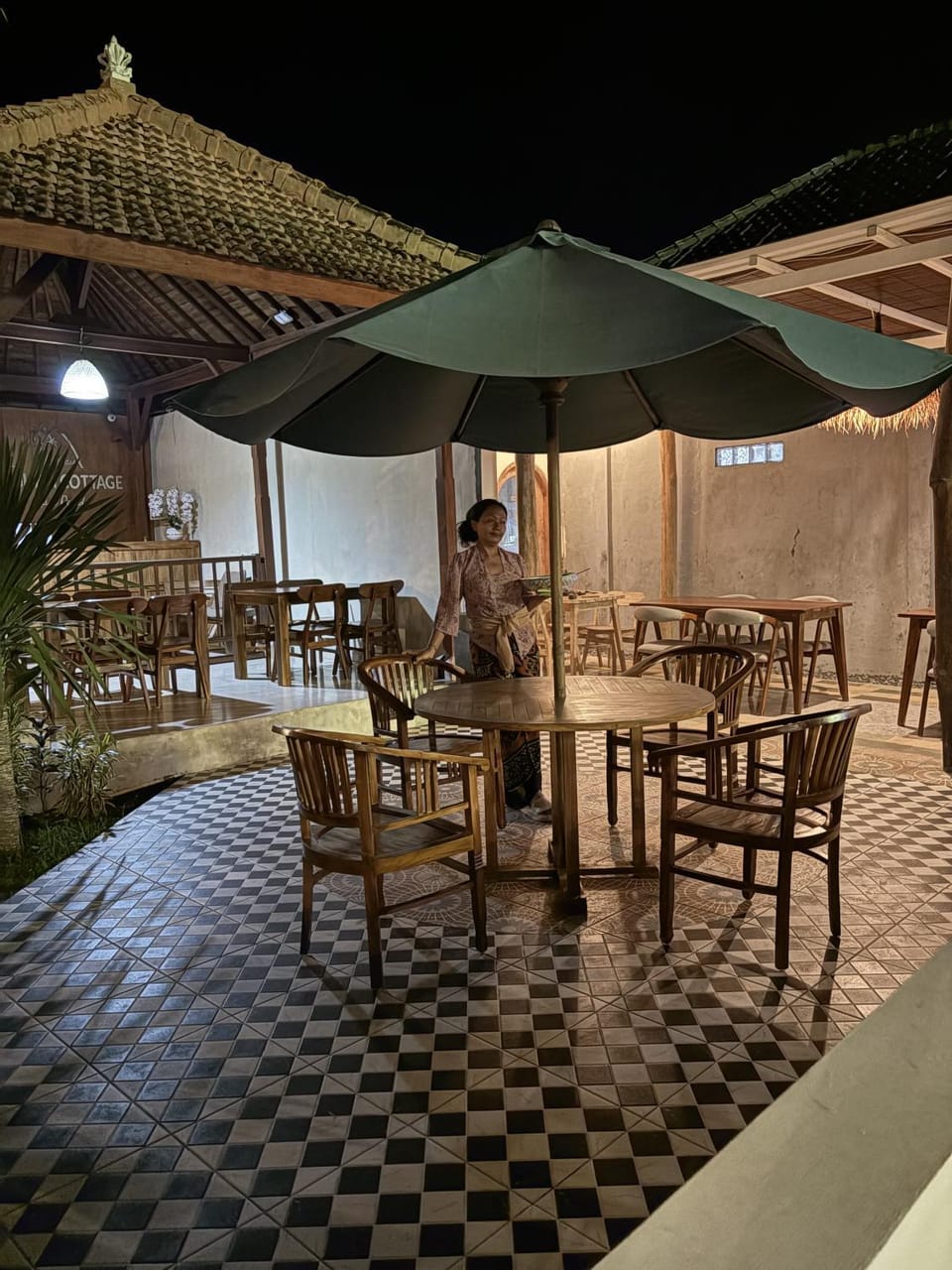 Patio, Restaurant/places to eat, Night, Seating area, group of guests