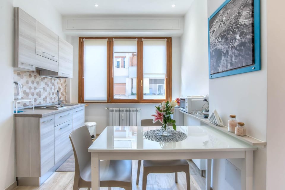 Coffee/tea facilities, Kitchen or kitchenette, Dining area
