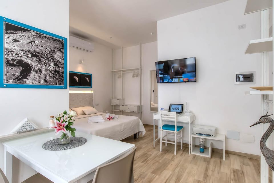 TV and multimedia, Seating area, Dining area, Bedroom