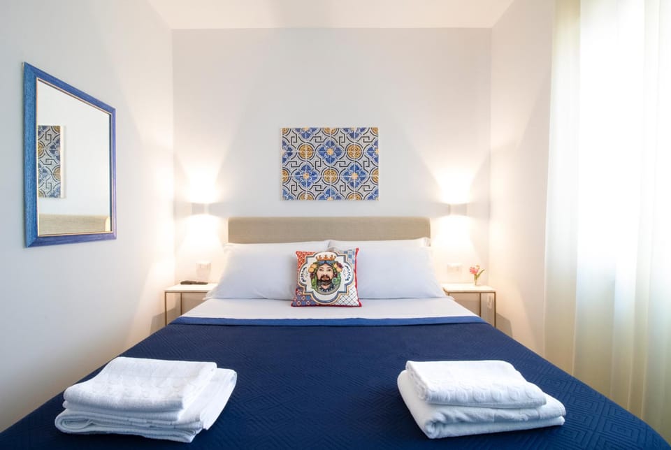 Bed, Photo of the whole room, Decorative detail