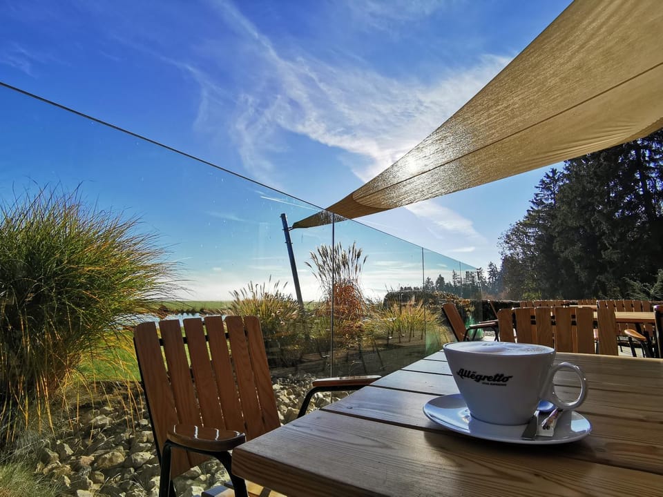 Restaurant/places to eat, Internal: Not applicable to any particular room