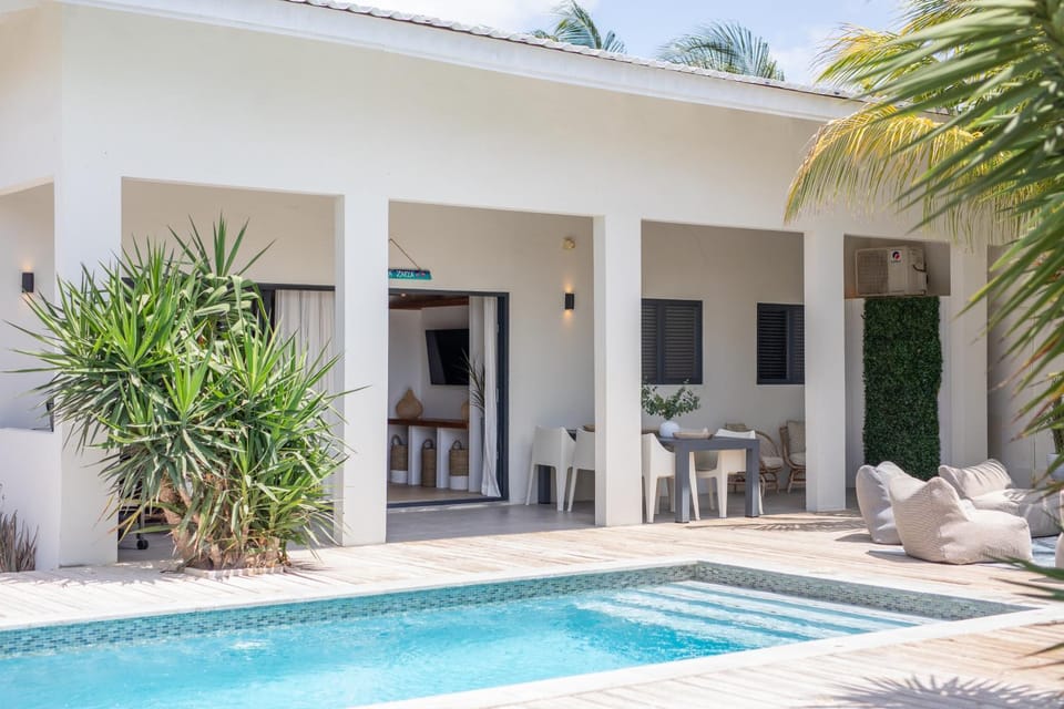 Property building, Patio, Day, Pool view, Swimming pool, sunbed