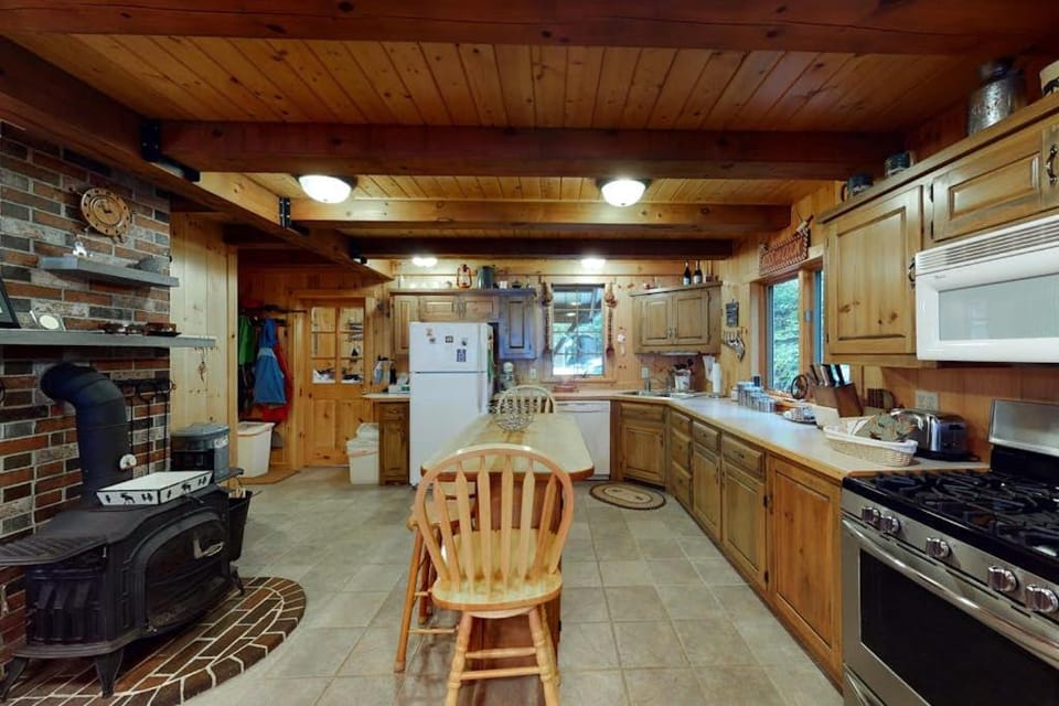 Kitchen or kitchenette, Dining area, oven, stove, toaster