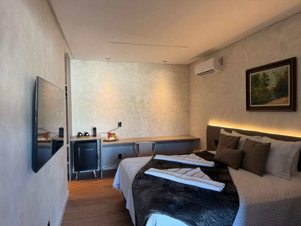 TV and multimedia, Photo of the whole room, Bedroom, air conditioner