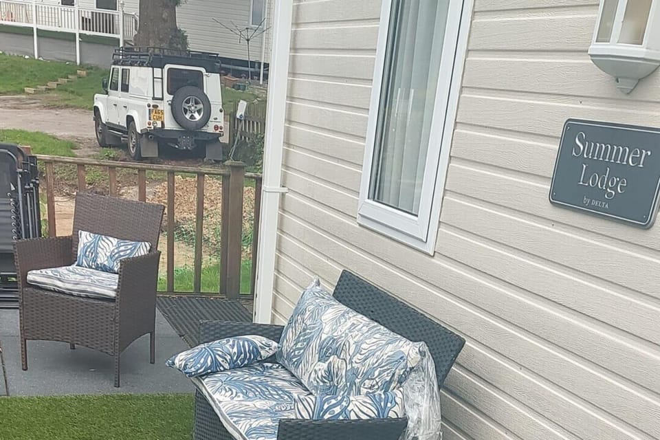 Lodge - Sleeps 6 with Pool Access House in Hastings