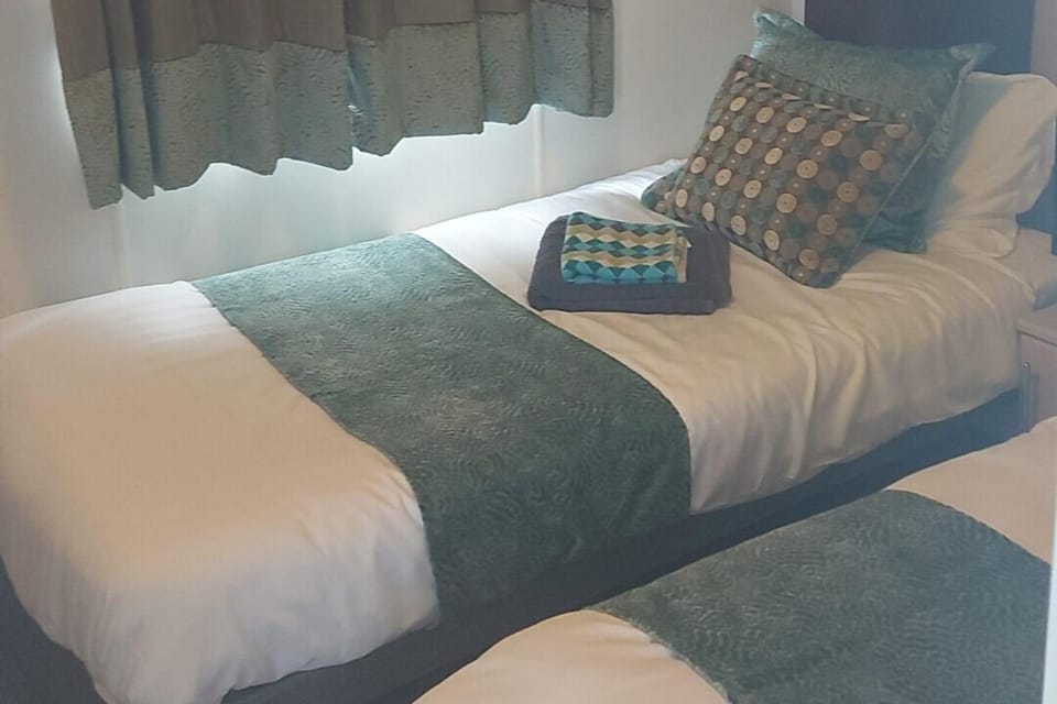 Lodge - Sleeps 6 with Pool Access House in Hastings
