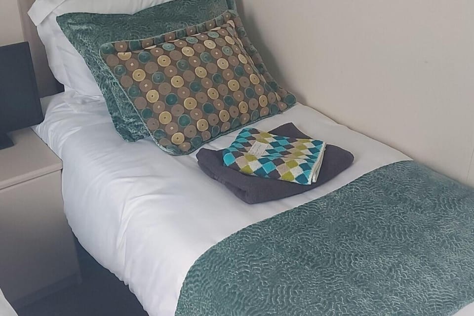 Lodge - Sleeps 6 with Pool Access House in Hastings