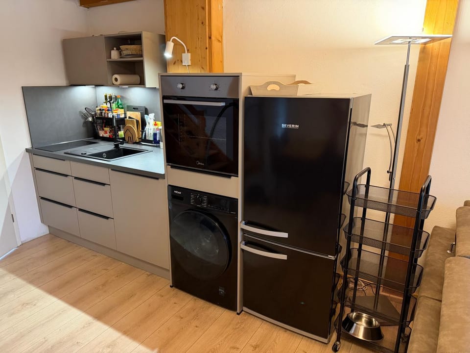 Kitchen or kitchenette, dishwasher, oven, washing machine