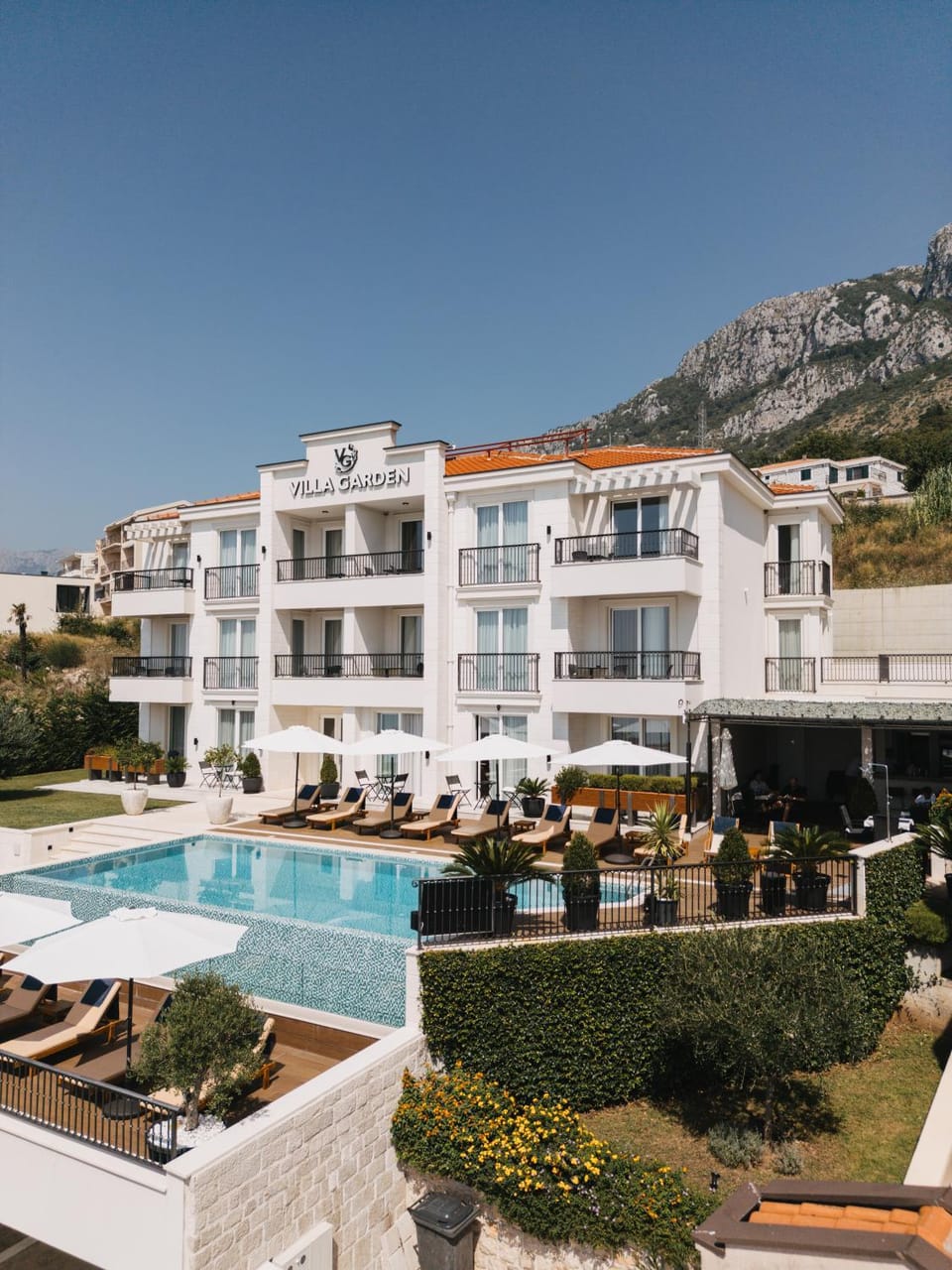 Property building, Day, Natural landscape, Mountain view, Pool view, Swimming pool, sunbed
