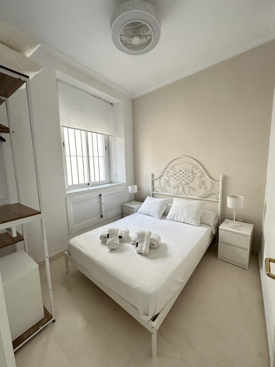 Photo of the whole room, Bedroom