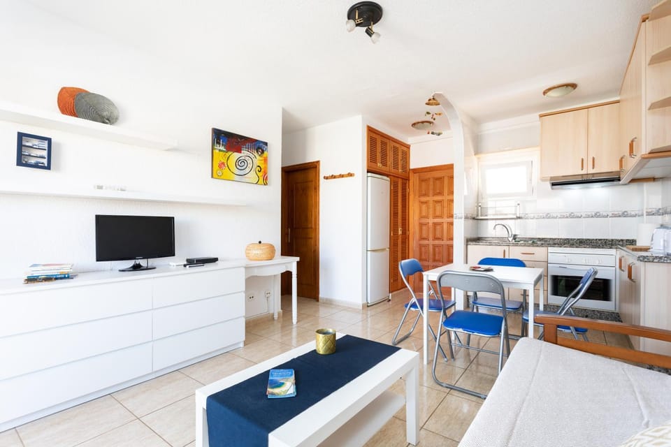 TV and multimedia, Living room, Lounge or bar, Seating area, Dining area