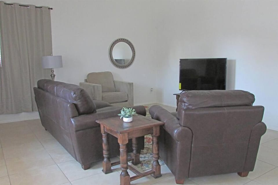 Cozy house near I-10 with pool heater, hot tub, BBQ House in Goodyear