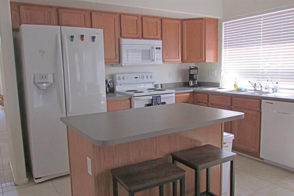 Cozy house near I-10 with pool heater, hot tub, BBQ House in Goodyear