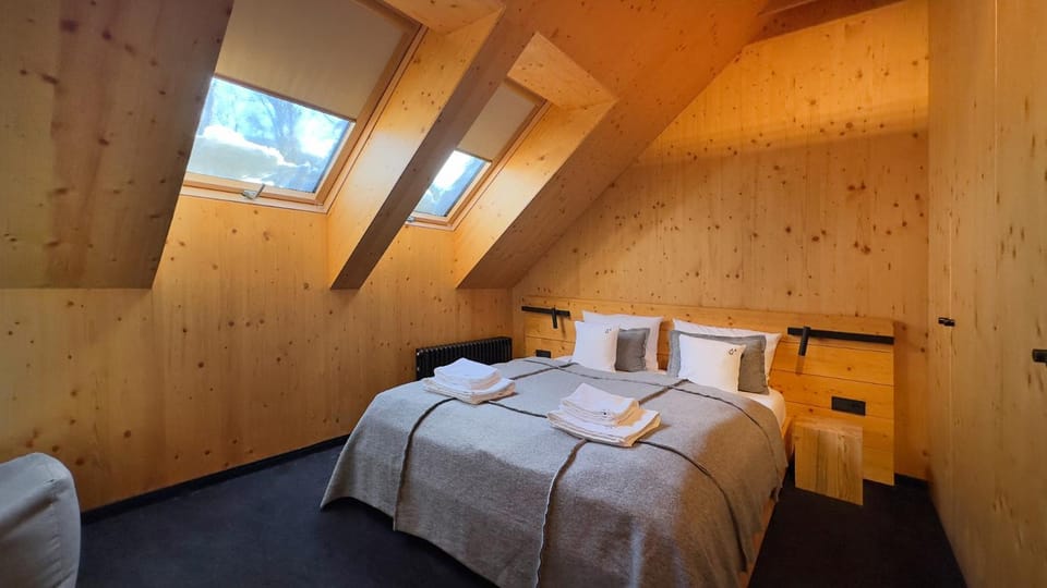 Bedroom, towels