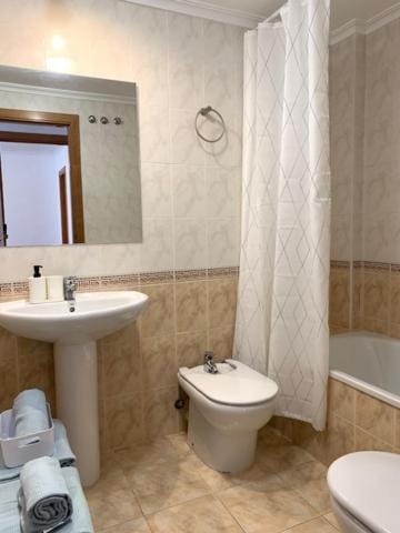 Shower, Bathroom, Bath, bidet, towels