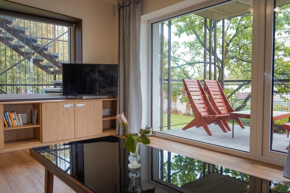 Communal lounge/ TV room, TV and multimedia, Balcony/Terrace, Garden view