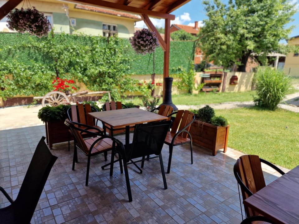 Patio, Day, Garden