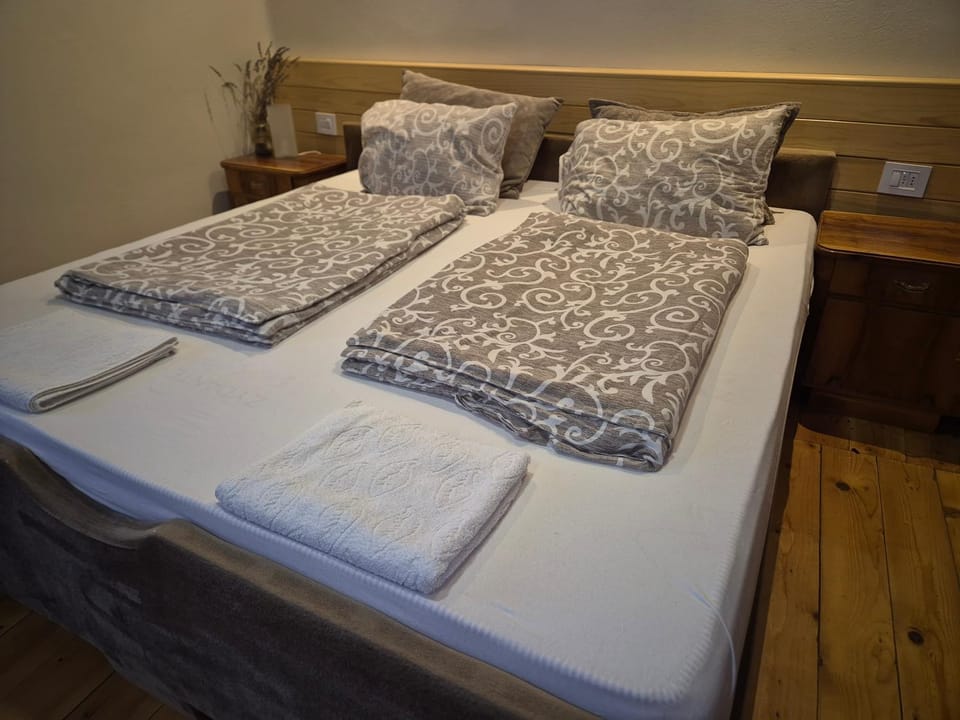 Bed, Bedroom, towels