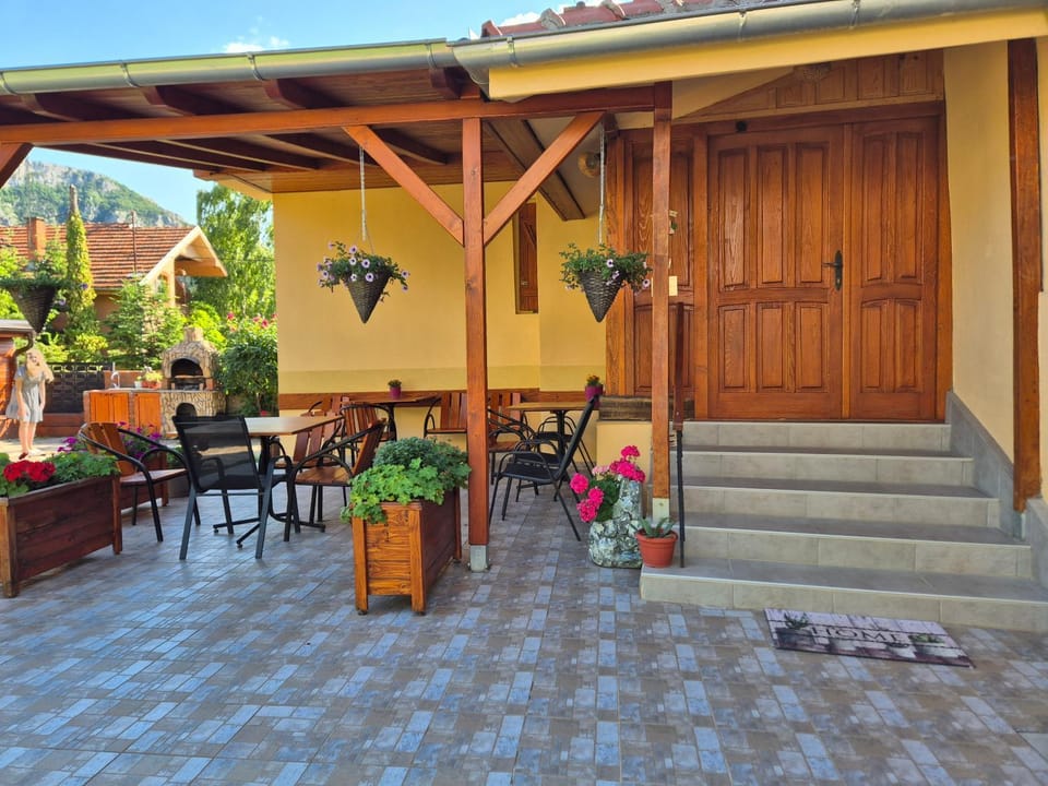Property building, Balcony/Terrace, Garden view