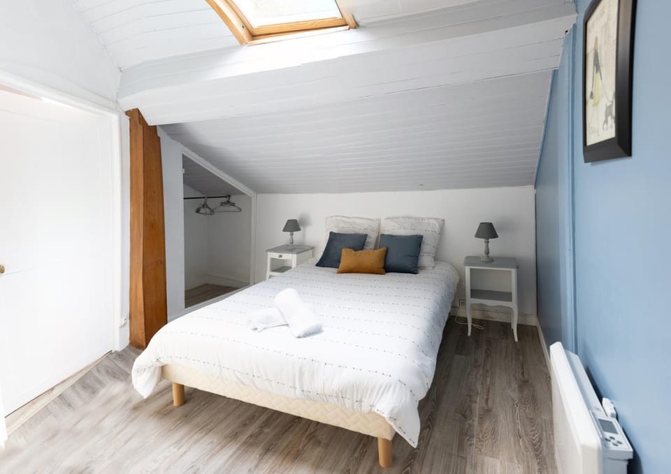 Bed, Photo of the whole room, Bedroom, heating, storage, towels, air conditioner