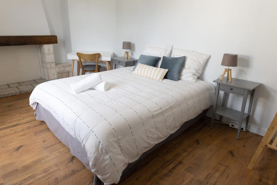 Bed, View (from property/room), Photo of the whole room, Seating area, Bedroom, towels