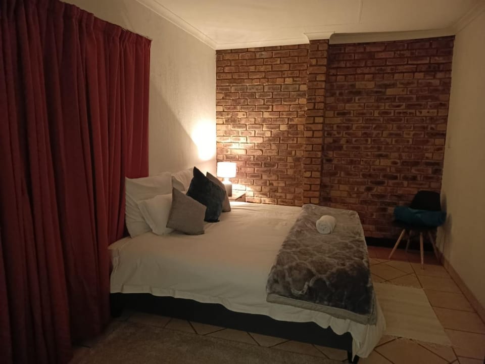 Property building, Restaurant/places to eat, Photo of the whole room, Bedroom, Swimming pool