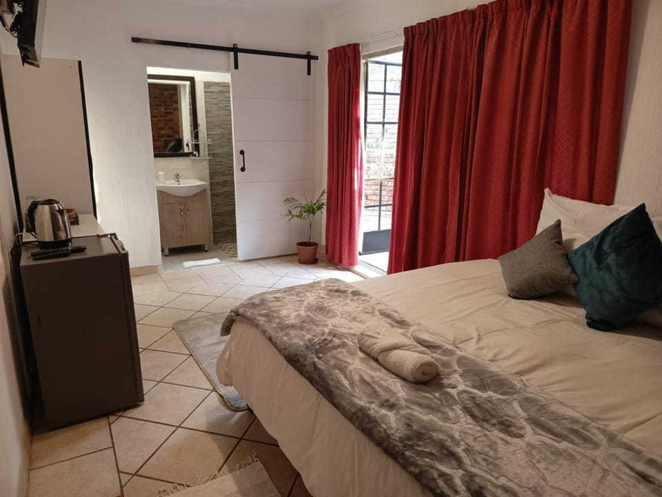 Bed, TV and multimedia, Photo of the whole room, Bedroom, towels, wardrobe