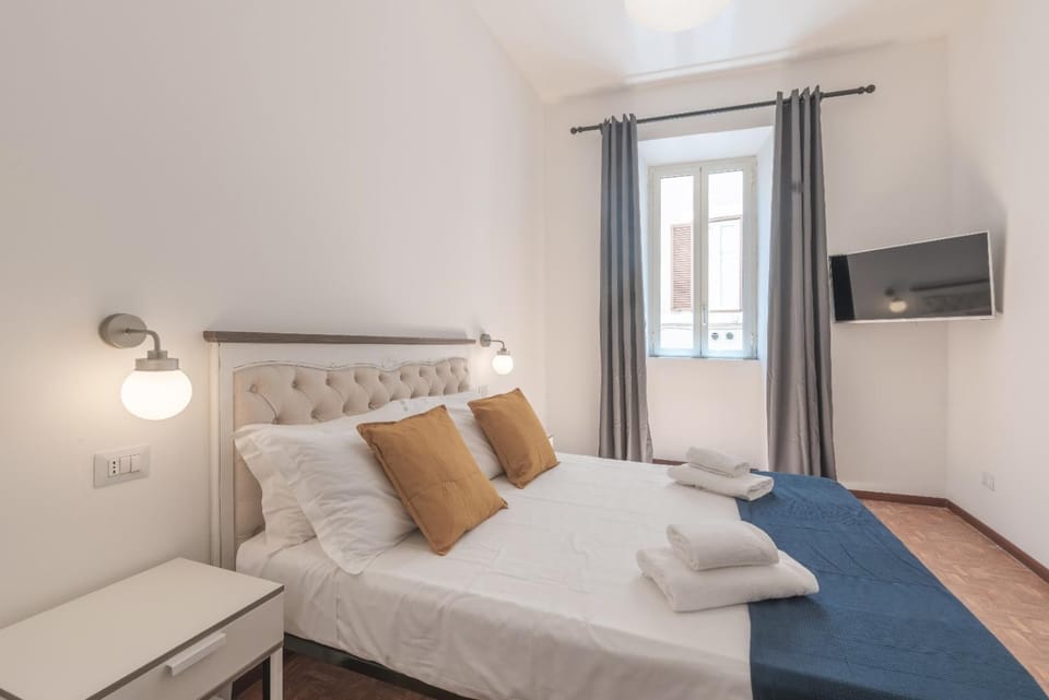 Bed, TV and multimedia, Photo of the whole room, Bedroom