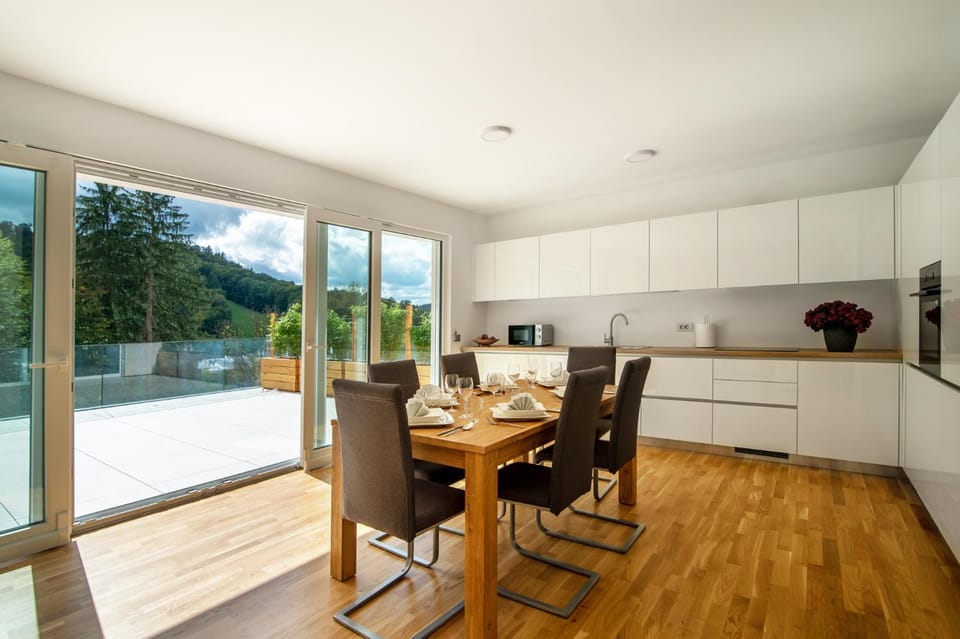 View (from property/room), View (from property/room), Balcony/Terrace, Kitchen or kitchenette, Dining area