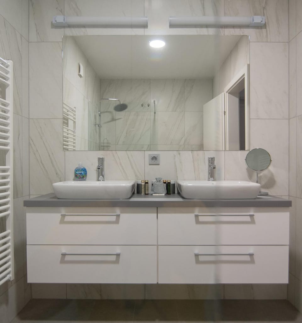 Shower, Toilet, Bathroom, towels