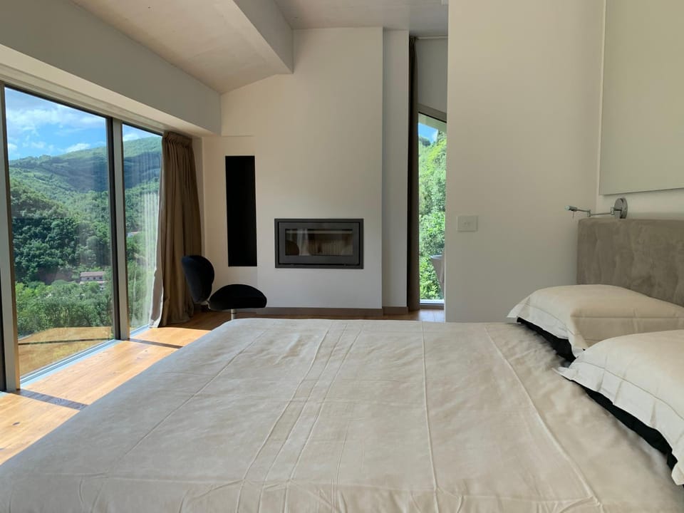 Bed, Natural landscape, Photo of the whole room, Bedroom