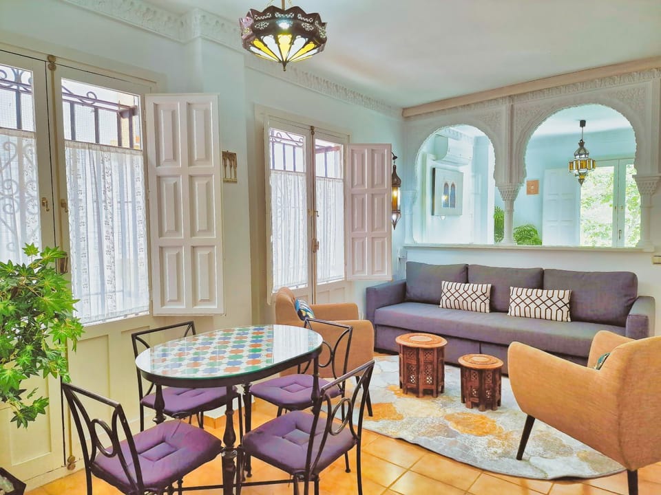 Living room, Lounge or bar, Seating area, Dining area
